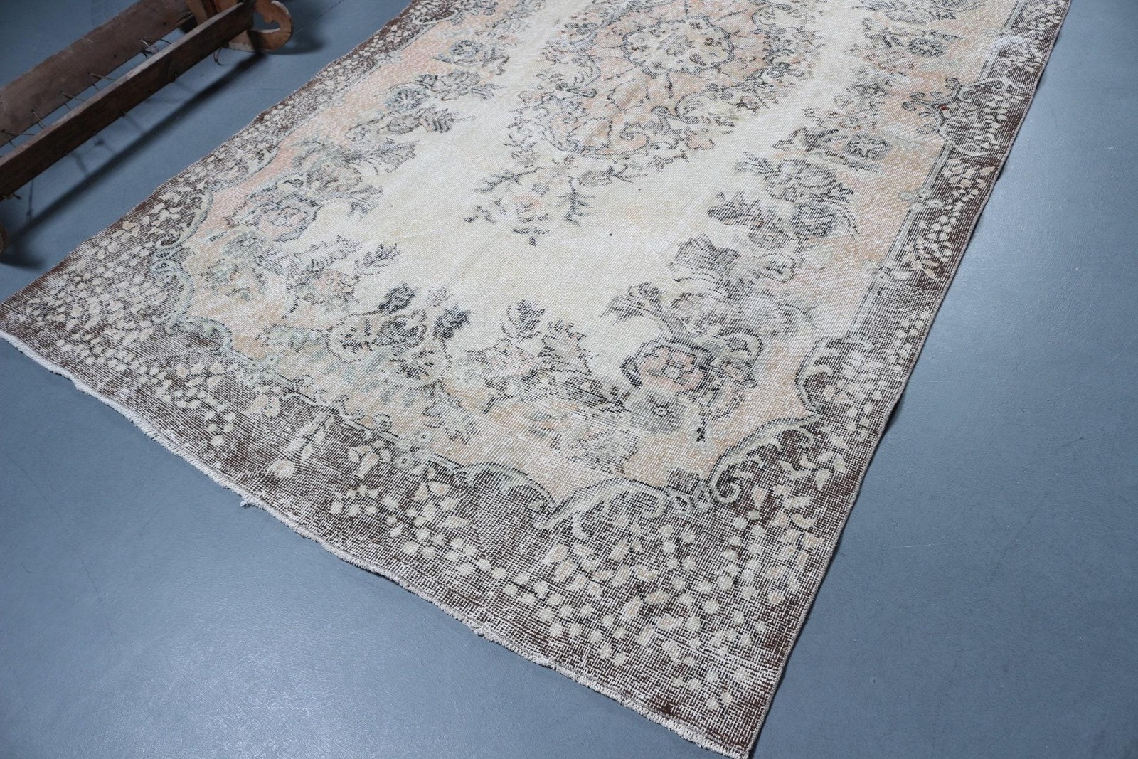 Turkish Rug 5,6×9,6 ft, Gray White Floral Wool Vintage Rug
