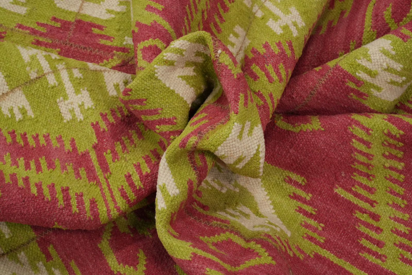 Hand-Woven Geometric Kilim Area Rug 6×9 Contemporary Pink Oriental Wool Carpet