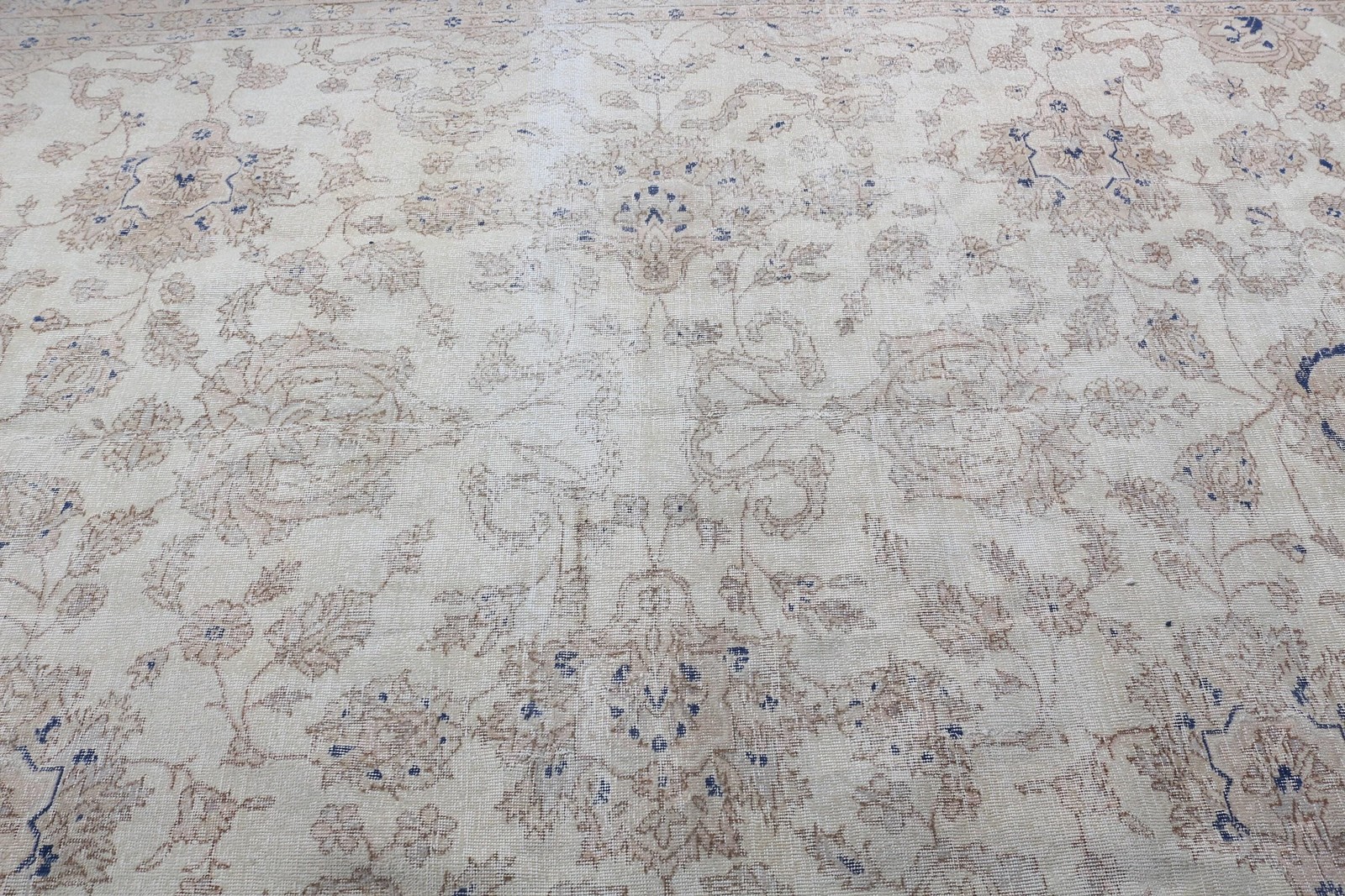 Vintage Turkish Rug 9,2×11,9 ft (279×364 cm), White Blue Animal Print Rug