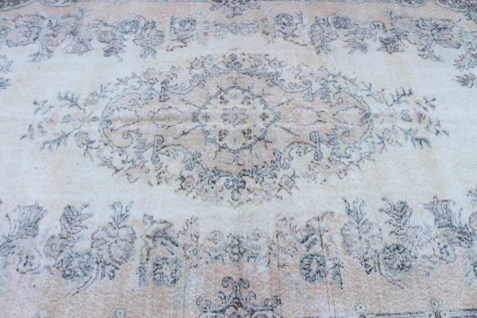 Turkish Rug 5,6×9,6 ft, Gray White Floral Wool Vintage Rug