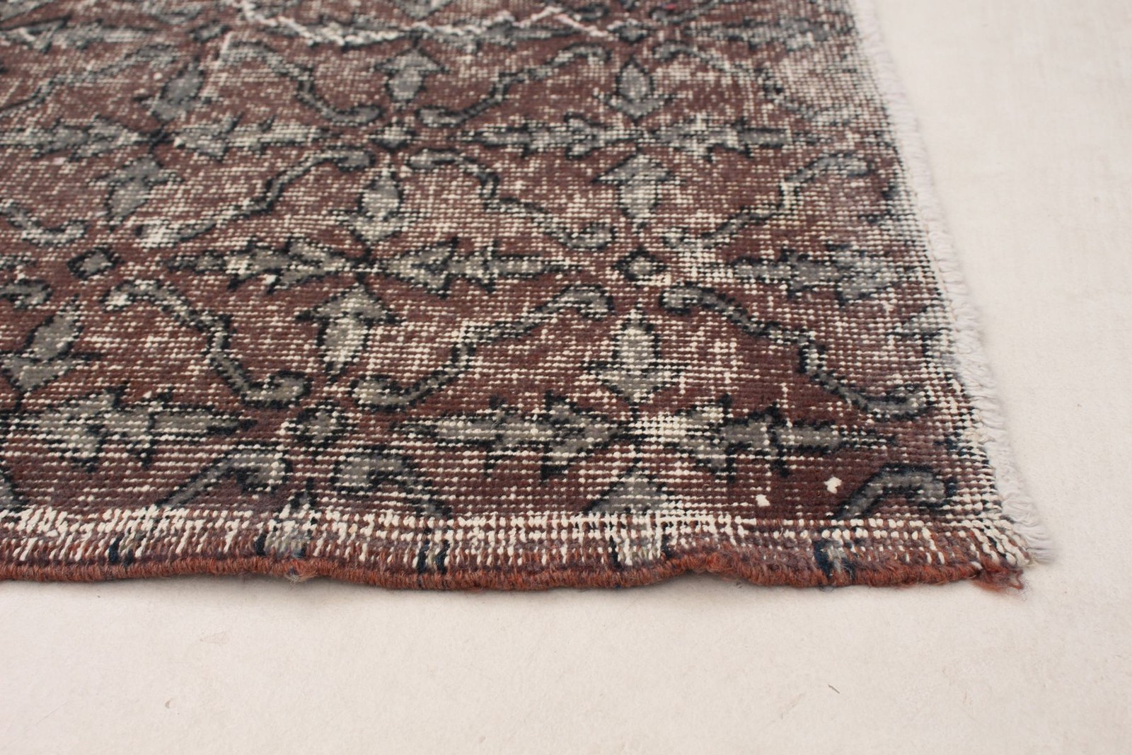 Vintage 5’5″ x 8’0″ Traditional Hand Knotted Vegetable Dye Wool Area Rug