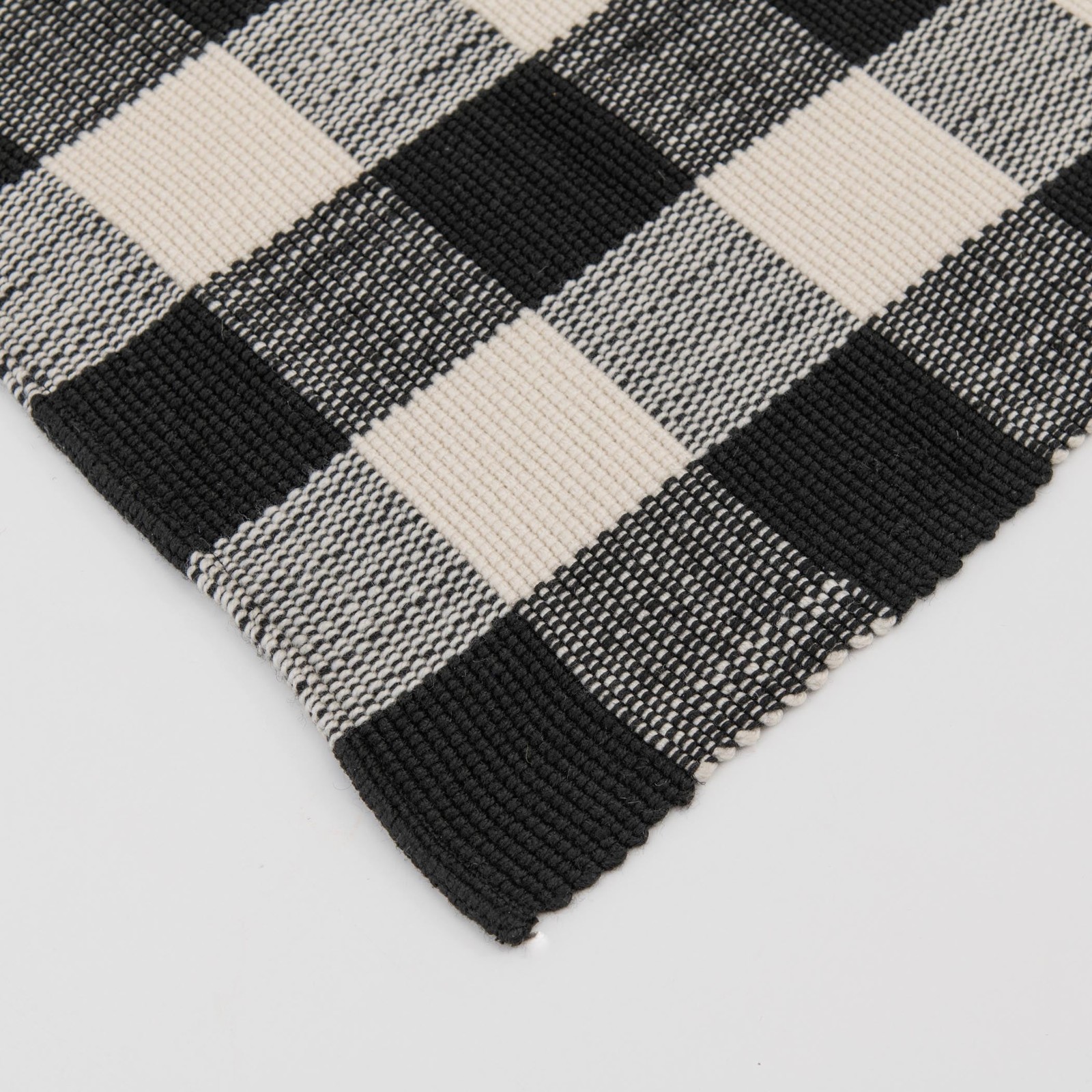 24″ x 36″ Black & White Outdoor Layering Rug