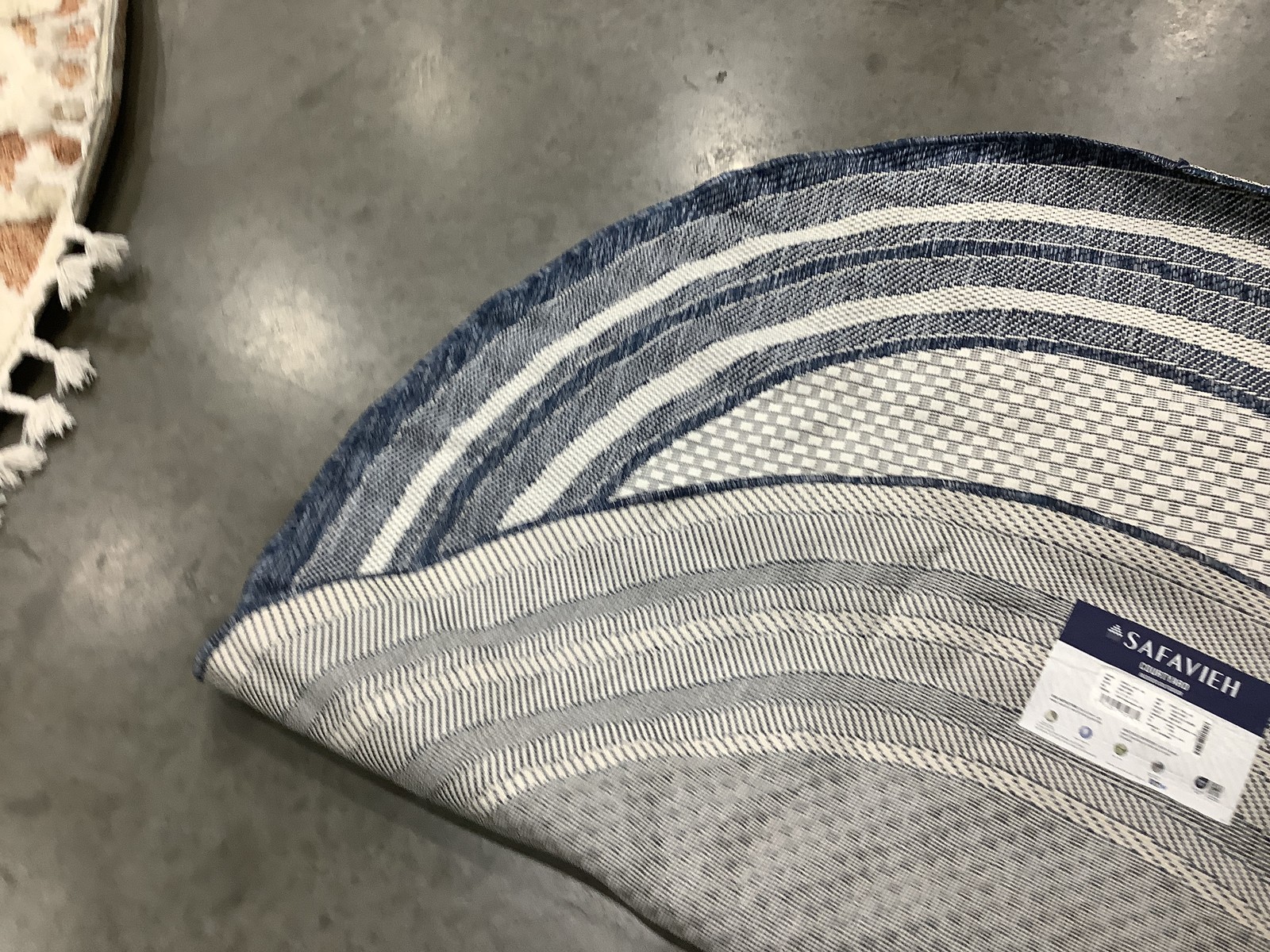 IVORY / NAVY 5′-3″ x 5′-3″ Flaw in Rug, Reduced Price 1172682666 CY8475-53412-5R