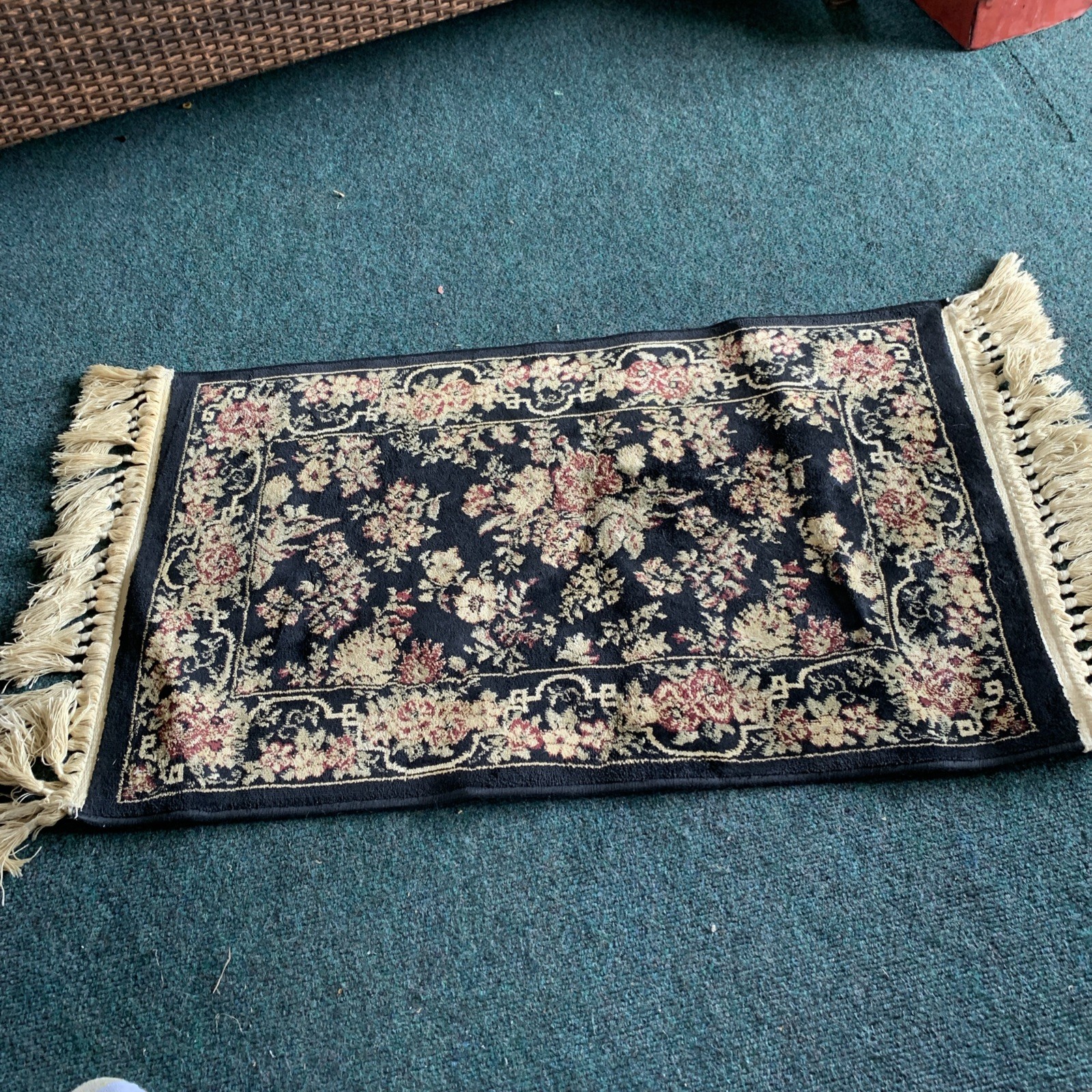 Genuine Small Sorrento 100 Percent Viscose Pile Rug For Walls Or Floor Blk/ Gold