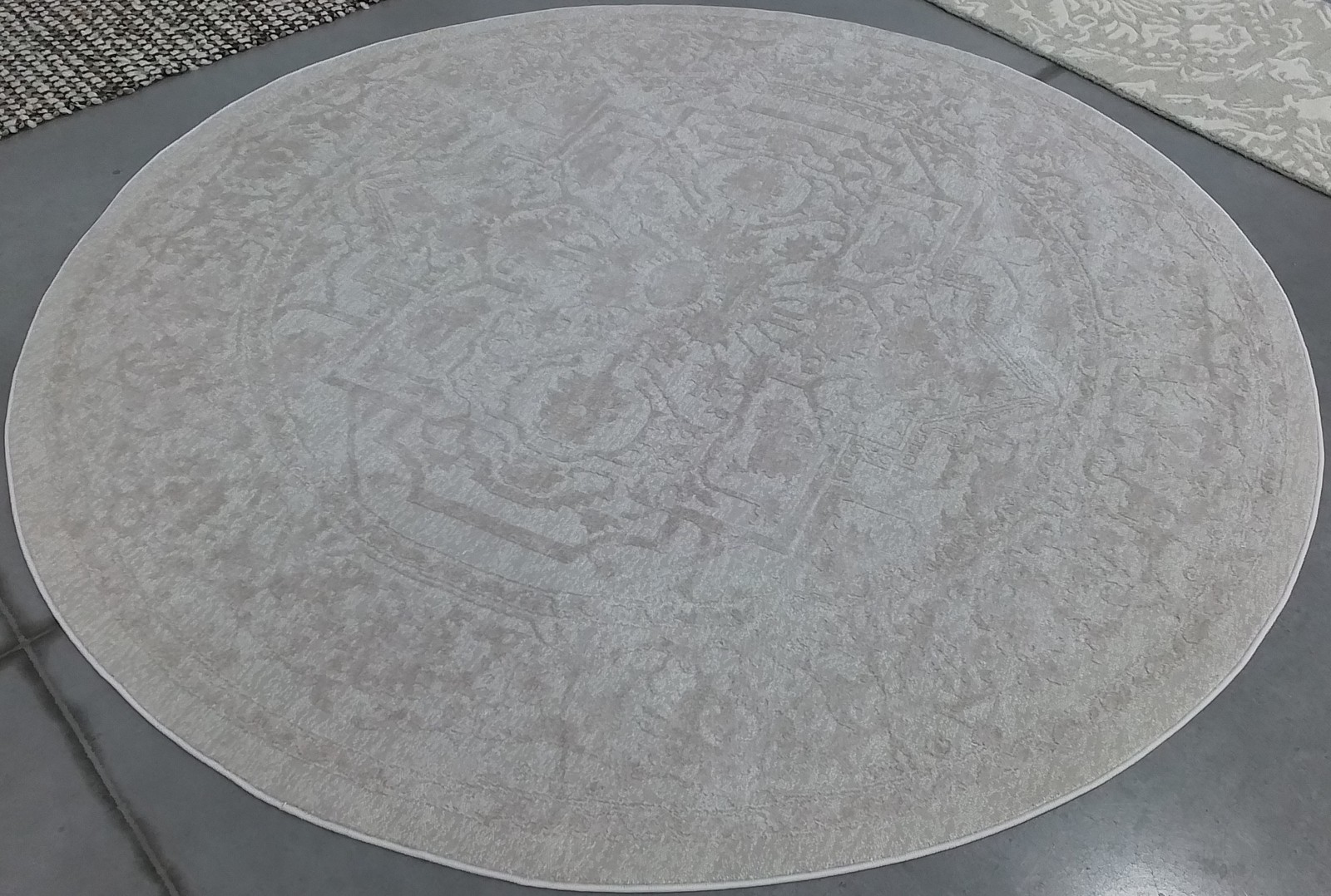 CREME / IVORY 6′-7″ x 6′-7″ Back Stain Rug, Reduced Price 1172805541 RFT665D-7R
