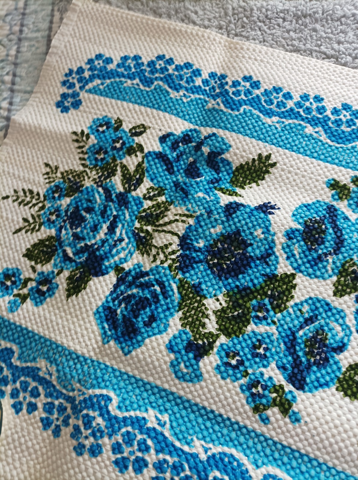 VINTAGE THROW RUG by PRINTEX, NEW w/TAG WASHABLE BLUE/WHITE FLORAL 22″x36″