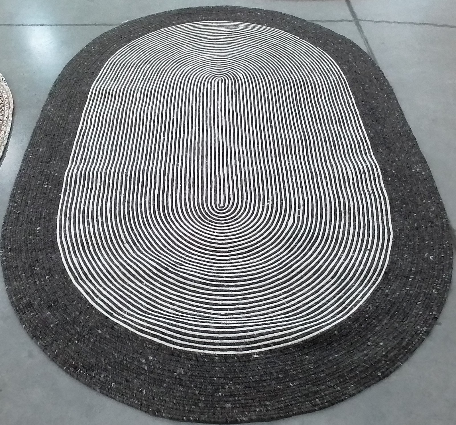 CHARCOAL / IVORY 6′-0″ x 9′-0″ Flaw in Rug, Reduced Price 1172779331 BRD904H-6OV