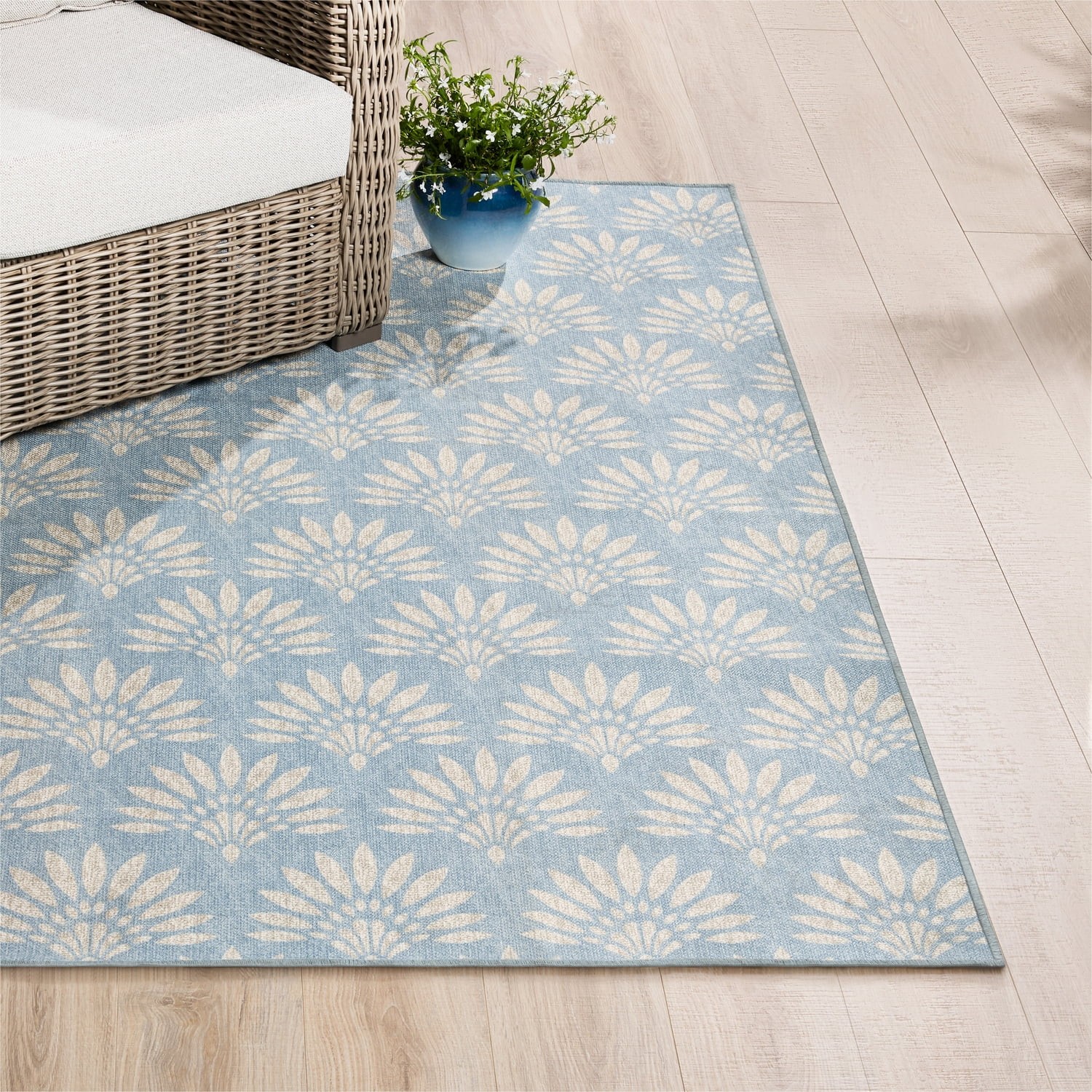 Better Homes & Gardens Blue Fan Palm Outdoor Washable Area Rug 5’x7′ Indoor/Out