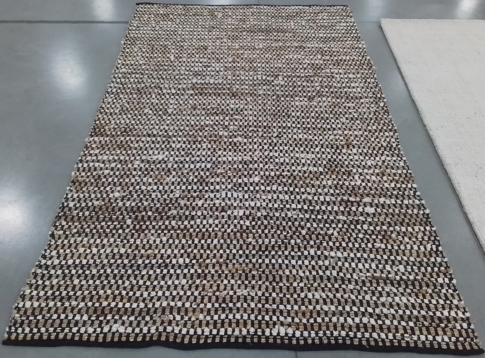 BLACK / IVORY 5′-0″ x 8′-0″ Flaw in Rug, Reduced Price 1172805286 NAT349Z-5