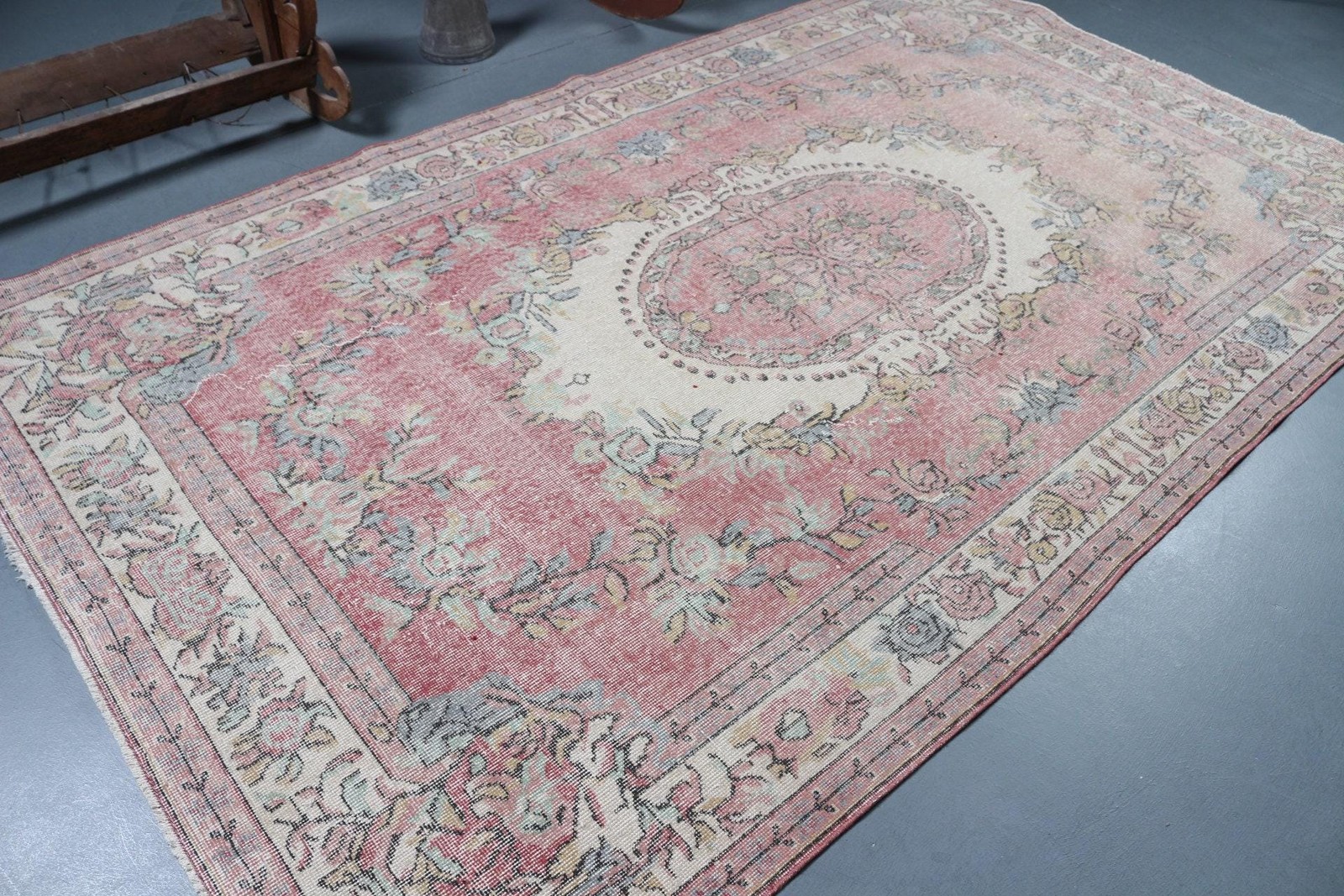 Vintage Turkish Rug 5,9×9,9 ft, Red Polka dot Rug