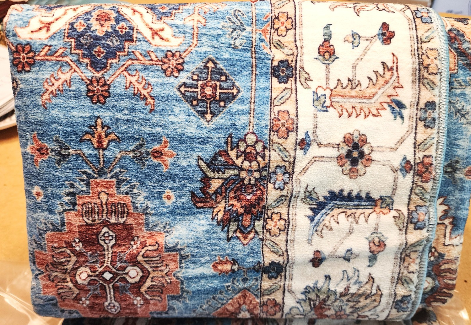 New Hedwior Foldable Washable 5′ x 3′ Rug – Attractive Blue, Cream & Red