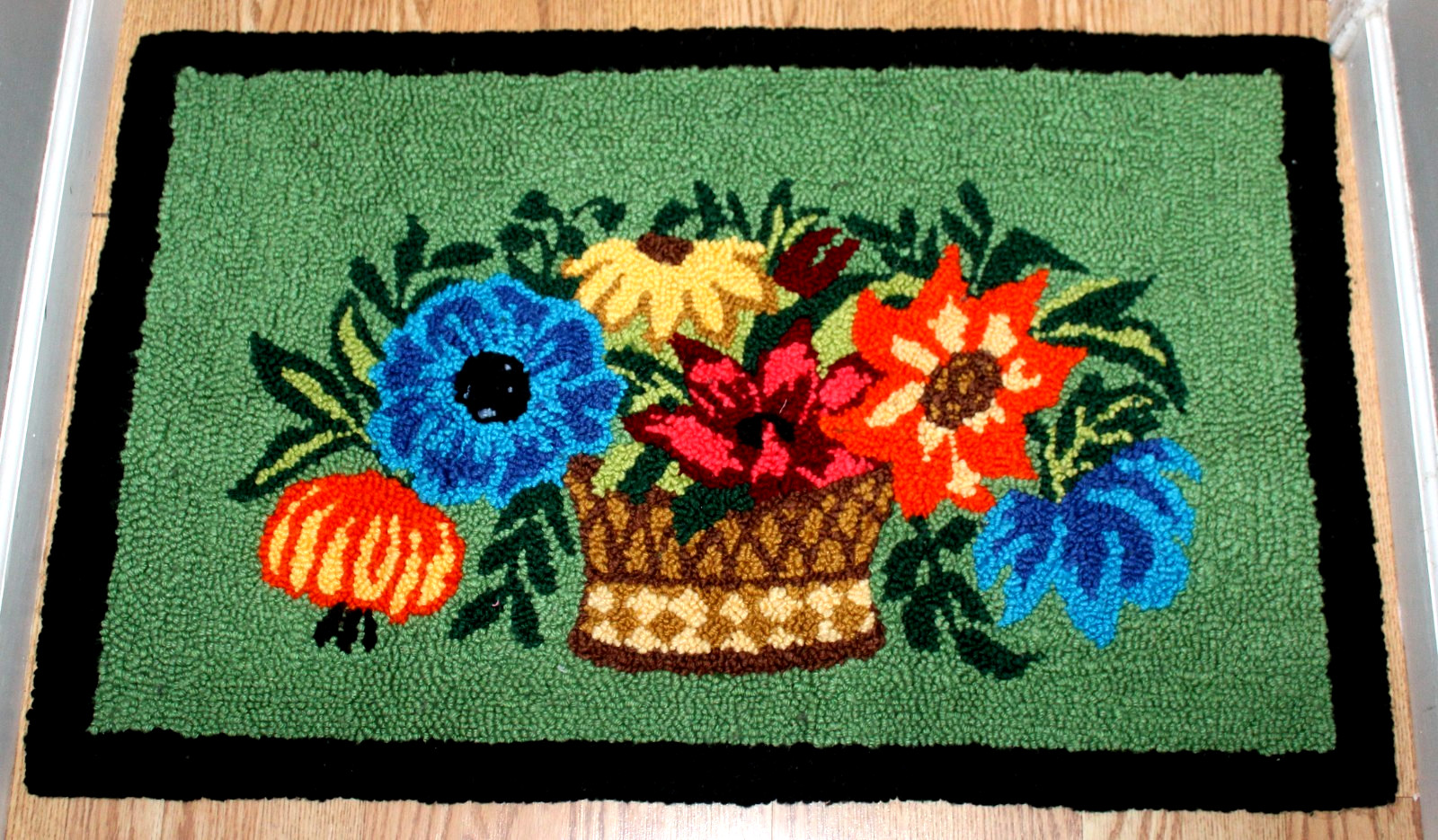 VINTAGE HANDMADE HOOKED FLORAL FOLK ART AREA RUG 21″ X 34″ COUNTRYSIDE COTTAGE