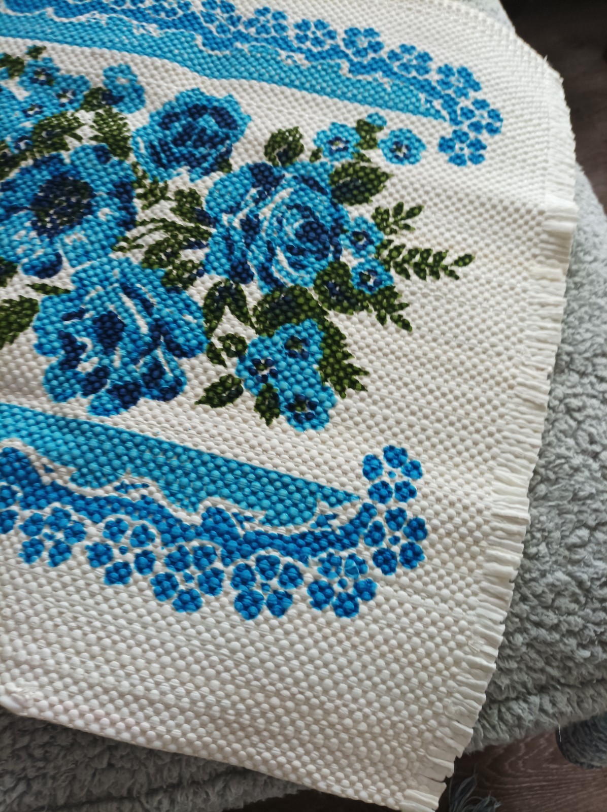 VINTAGE THROW RUG by PRINTEX, NEW w/TAG WASHABLE BLUE/WHITE FLORAL 22″x36″