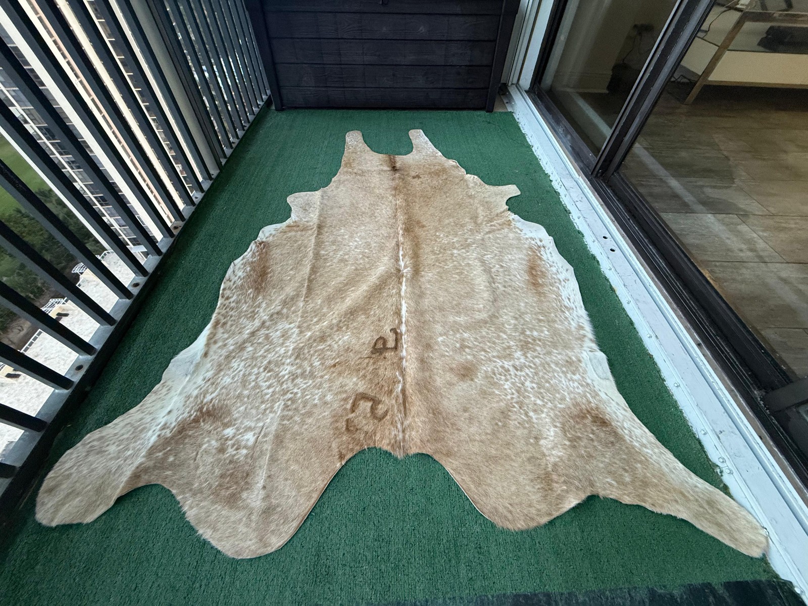 Cowhide Rug Champagne Tan with White Speckled 76″x62″ (6.3×5.2 ft) | Premium B11