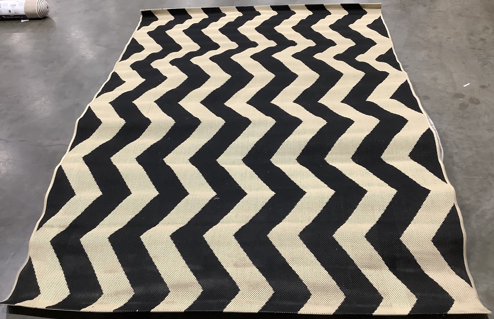 BLACK / BEIGE 5′-3″ x 7′-7″ Flaw in Rug, Reduced Price 1172685629 CY6245-256-5