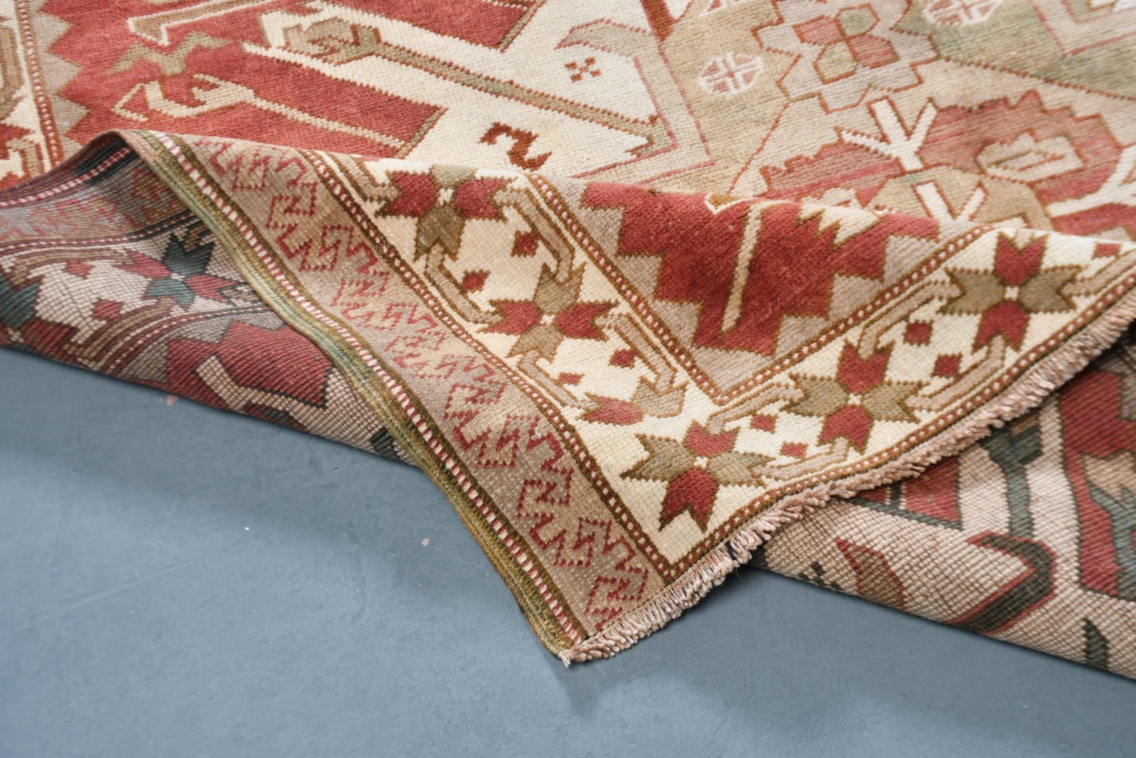 Vintage Turkish Rug 5,6×9,2 ft, Red Polka dot Wool Rug