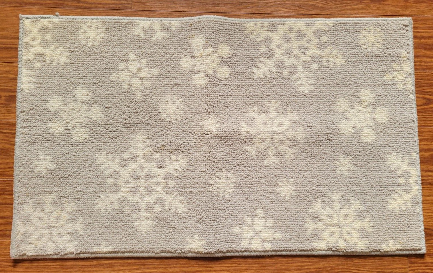 Gray/White Medium Rectangular Area Rug Snowflake Winter Holiday 33.5×20.5″