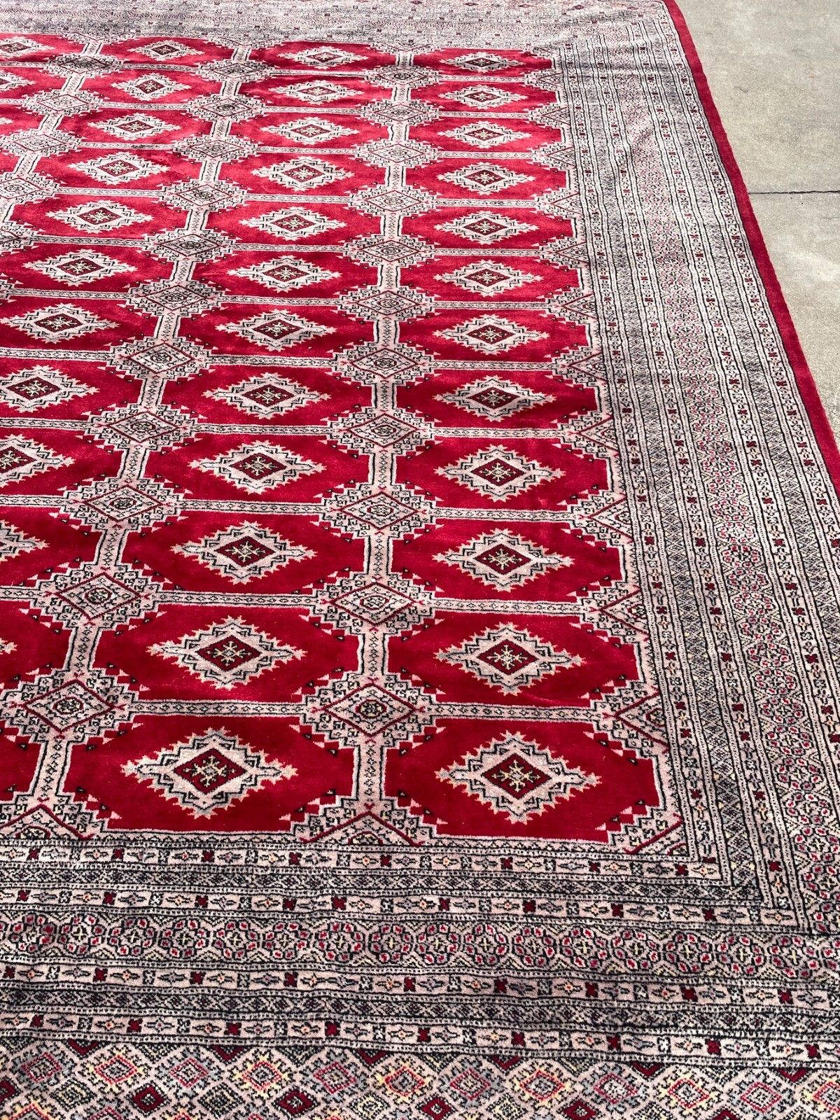 Large Hand-Woven Wool and Silk Rug w/ Elephant Footprint Design 8.04′ x 10.02