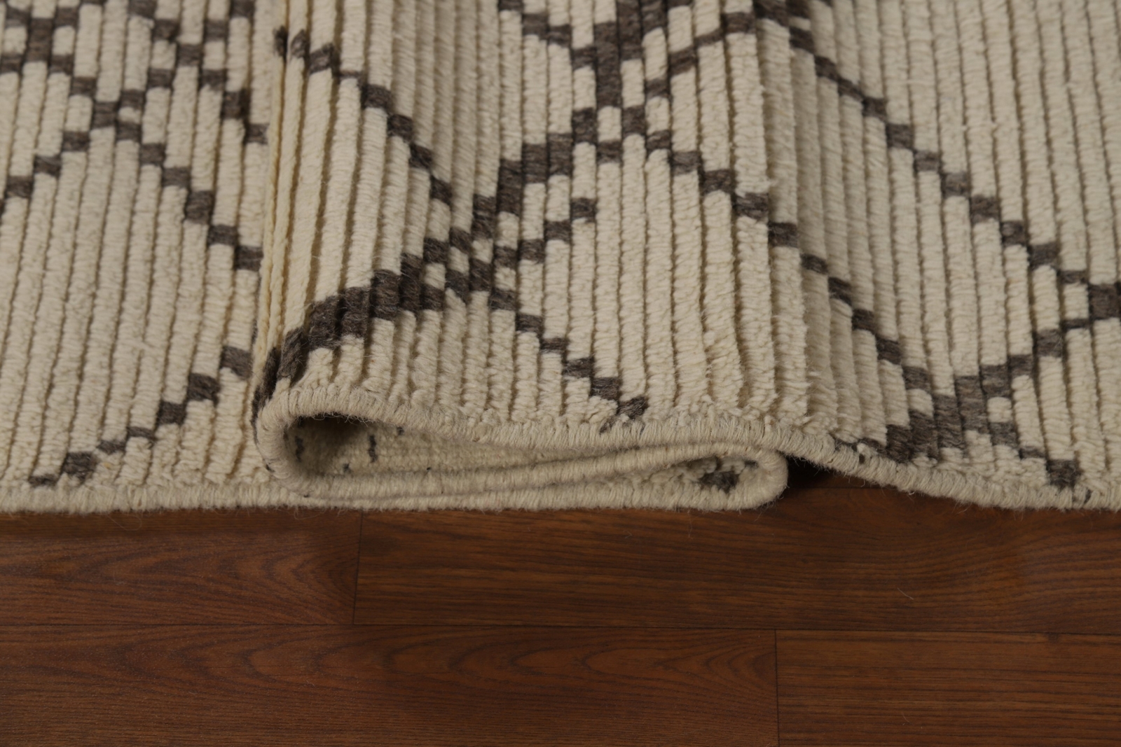 Handcrafted Luxury Hand-Knotted Moroccan Rugs Bedroom Sized Centerpiece 5×8 ft