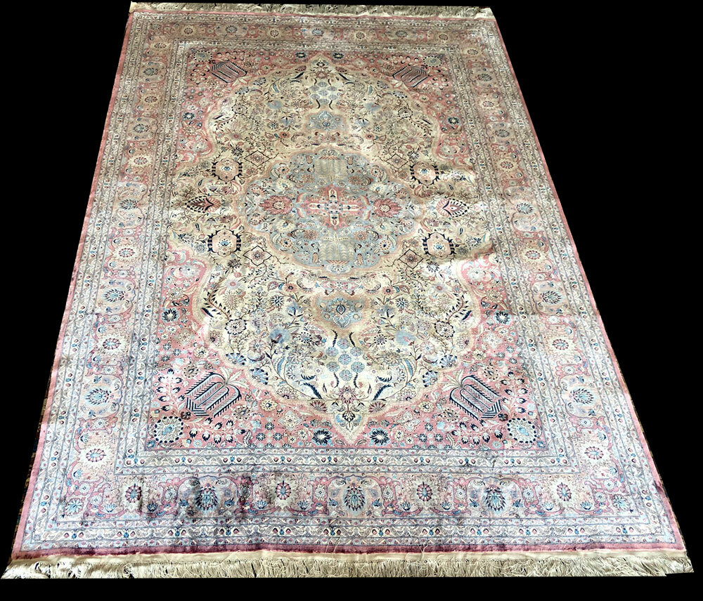 A Stunning 6′ x 9′ Super Quality 700 KPSI 100% Silk On Silk Rug