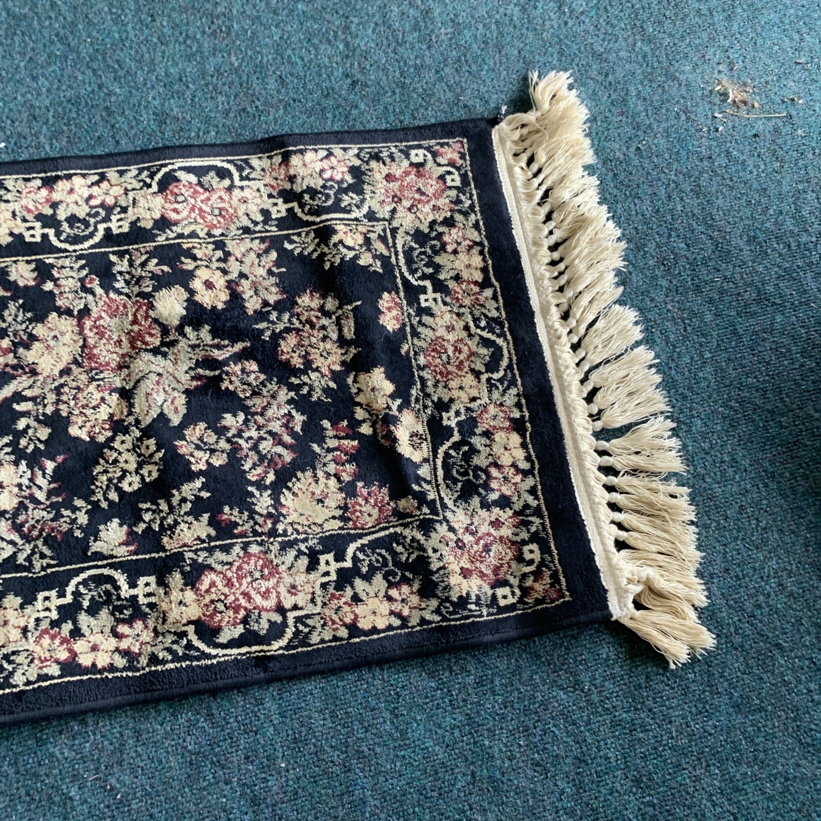 Genuine Small Sorrento 100 Percent Viscose Pile Rug For Walls Or Floor Blk/ Gold