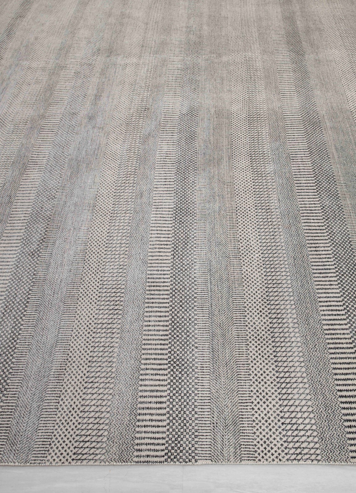 10×14 Silver Charcoal Modern Style Soft Wool & Silk Contemporary Handmade Rug