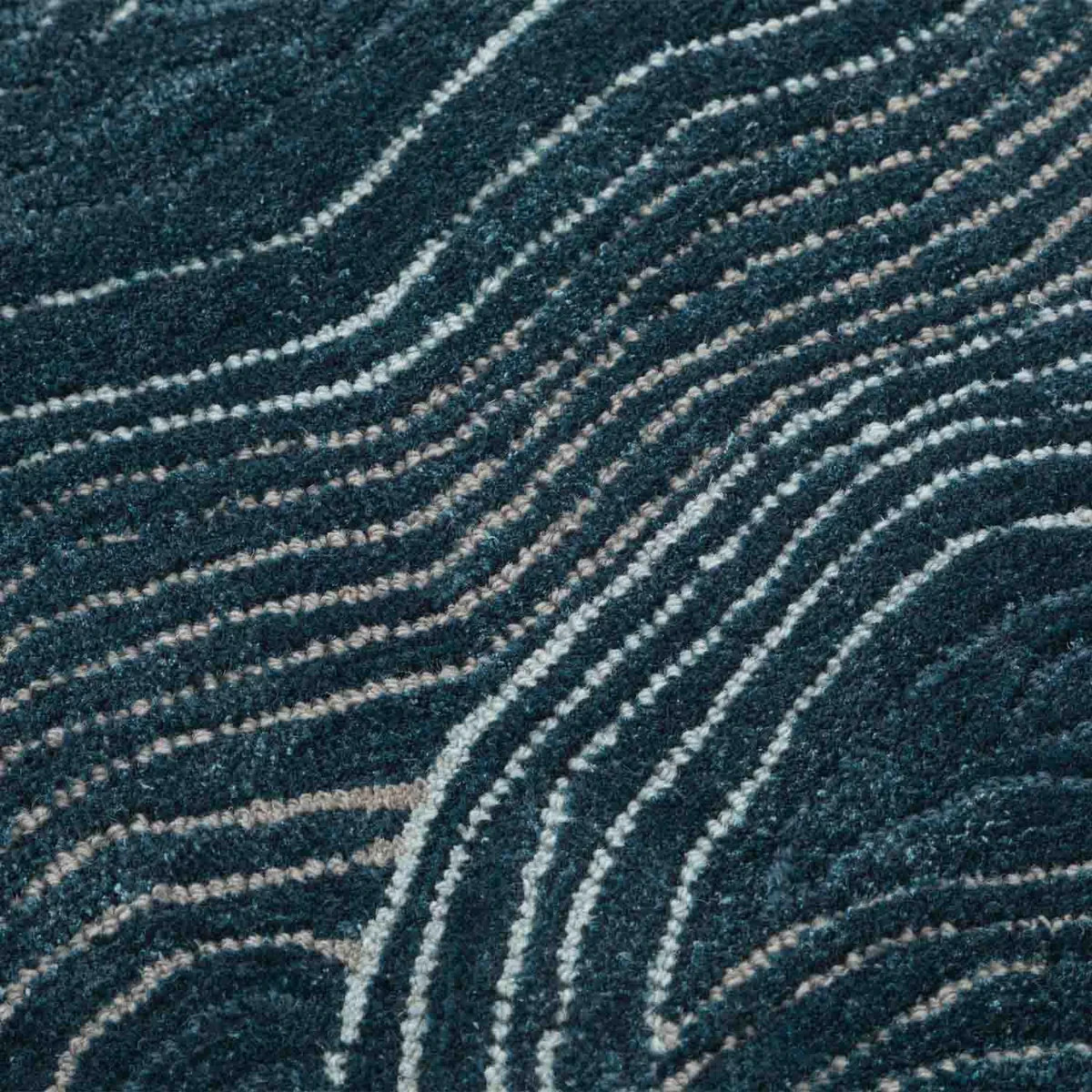 Hand Tufted Woolen And Viscose Rug woolen yarn (36%), viscose (45%), and cotton