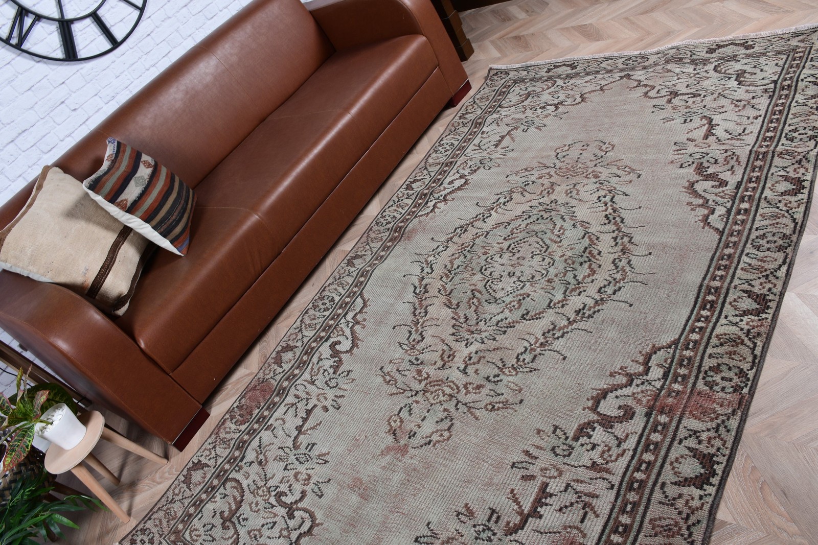 Vintage Area Rug 4,7×8 ft (143×243 cm), Brown Floral Turkish Rug