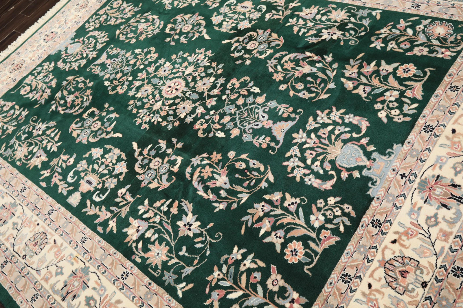 7’8”x10′ Hand Knotted Wool Emerald Indo Kashaan Traditional Vase Vintage Rug