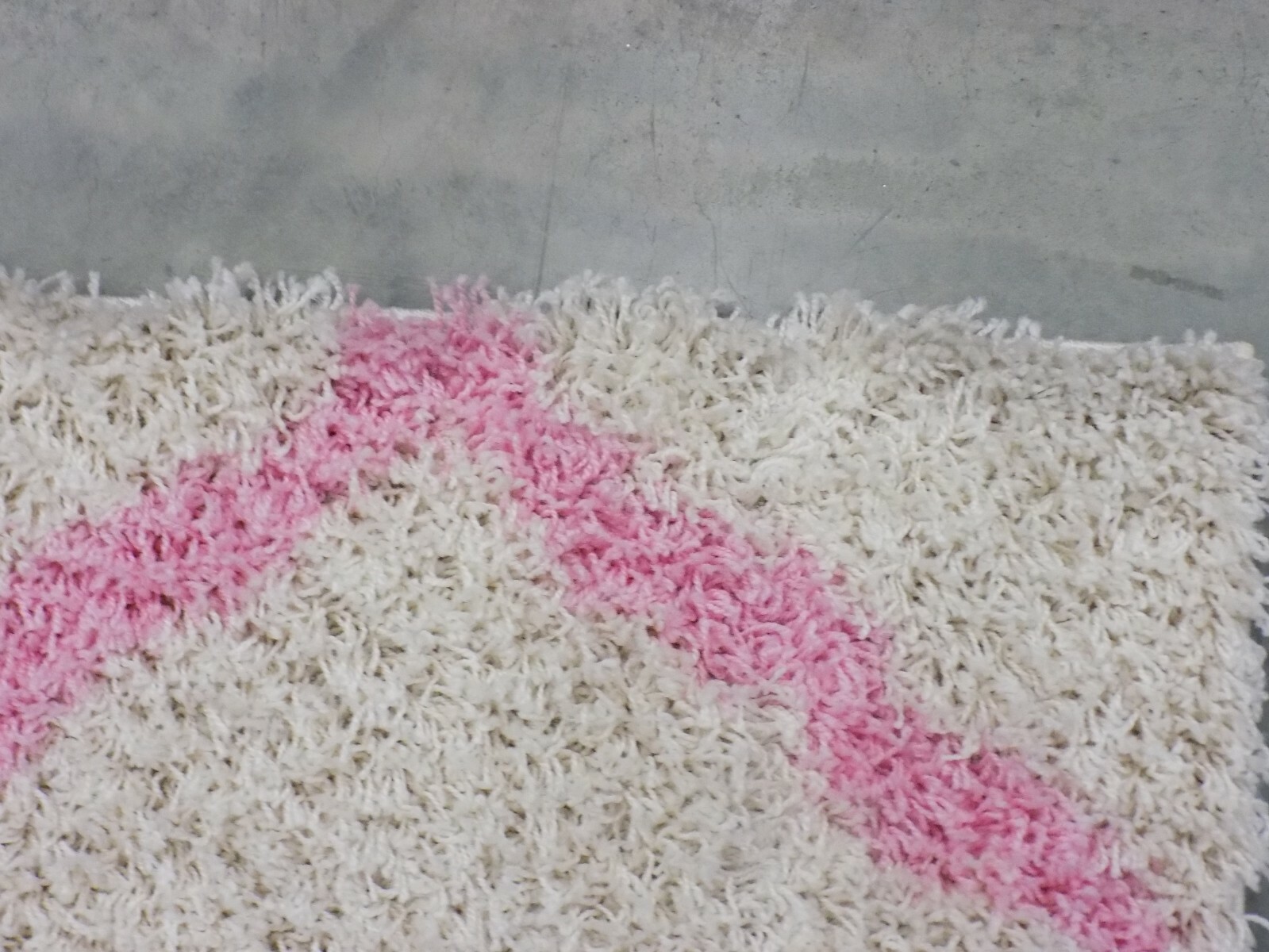 IVORY / LIGHT PINK 6′ X 9′ Stained Rug Reduced Price 1172576366 SGD257P-6