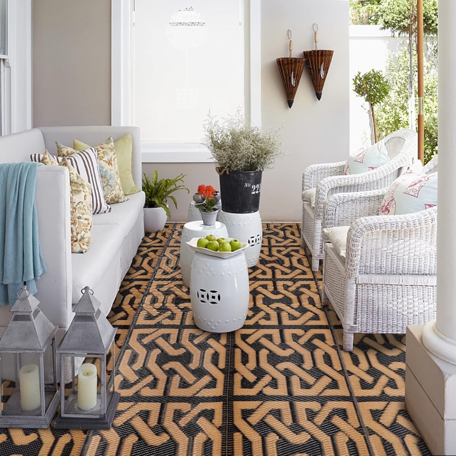 Durable & Lightweight Reversible Plastic Straw Rug – 5′ x 8′ for Outdoor Spaces
