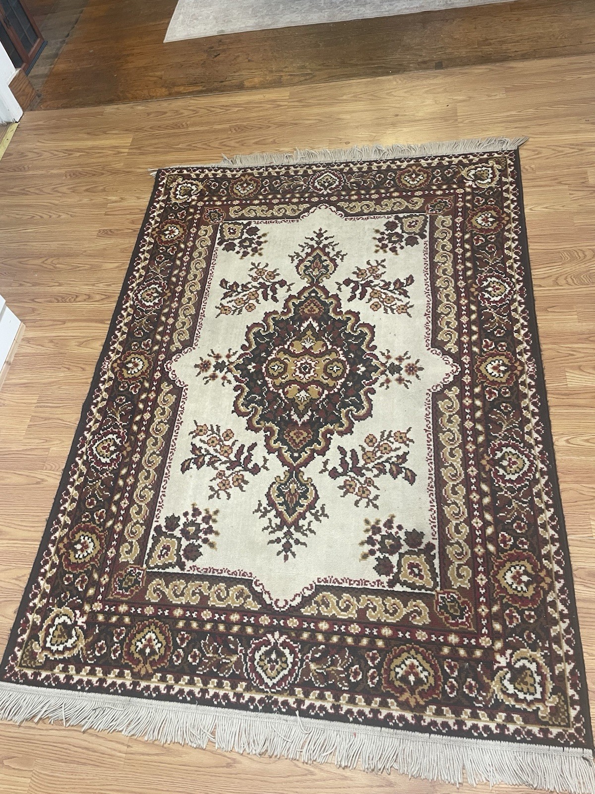 Beautiful Wool Fringed Area Rug 49x 70 in Floral Medallion Burgundy Beige