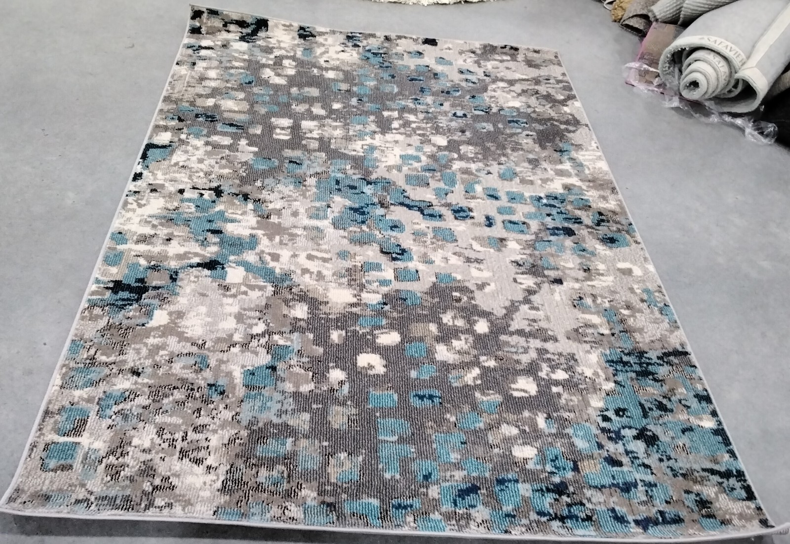 GREY / LIT BLUE 5′-1″ x 7′-7″ Back Stain Rug, Reduced Price 1172763988 MNC225E-5