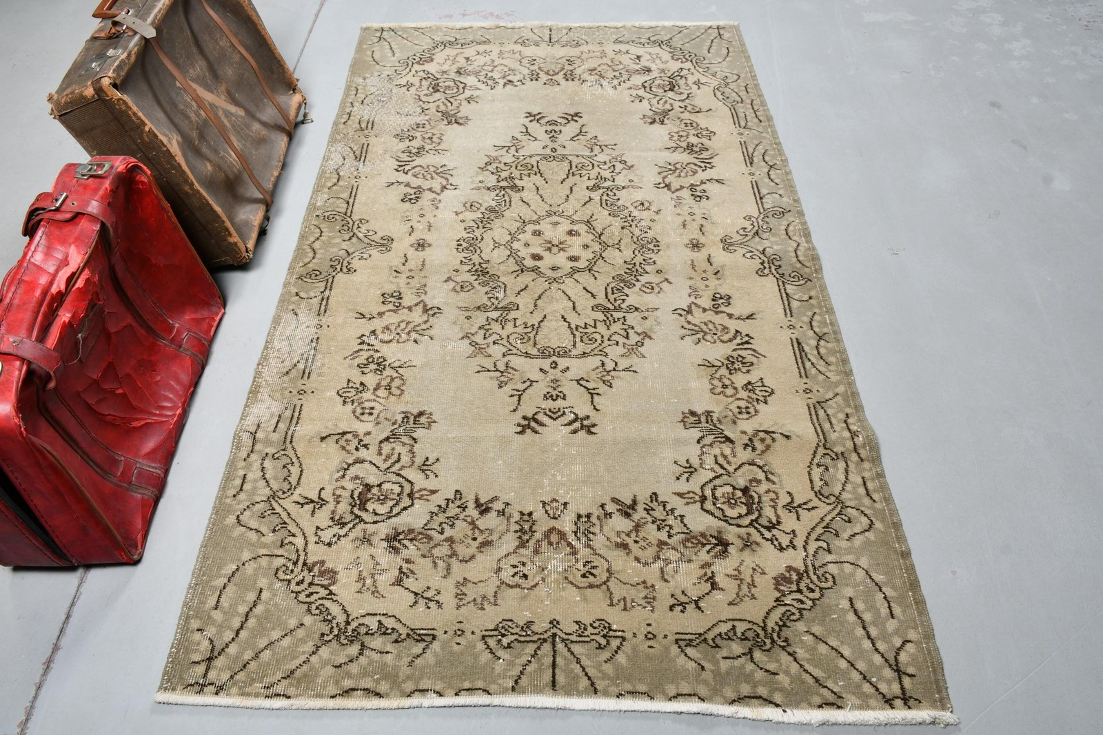 Turkish Vintage Rug 3,9×7 ft (120×212 cm), Brown White Plants & trees Rug