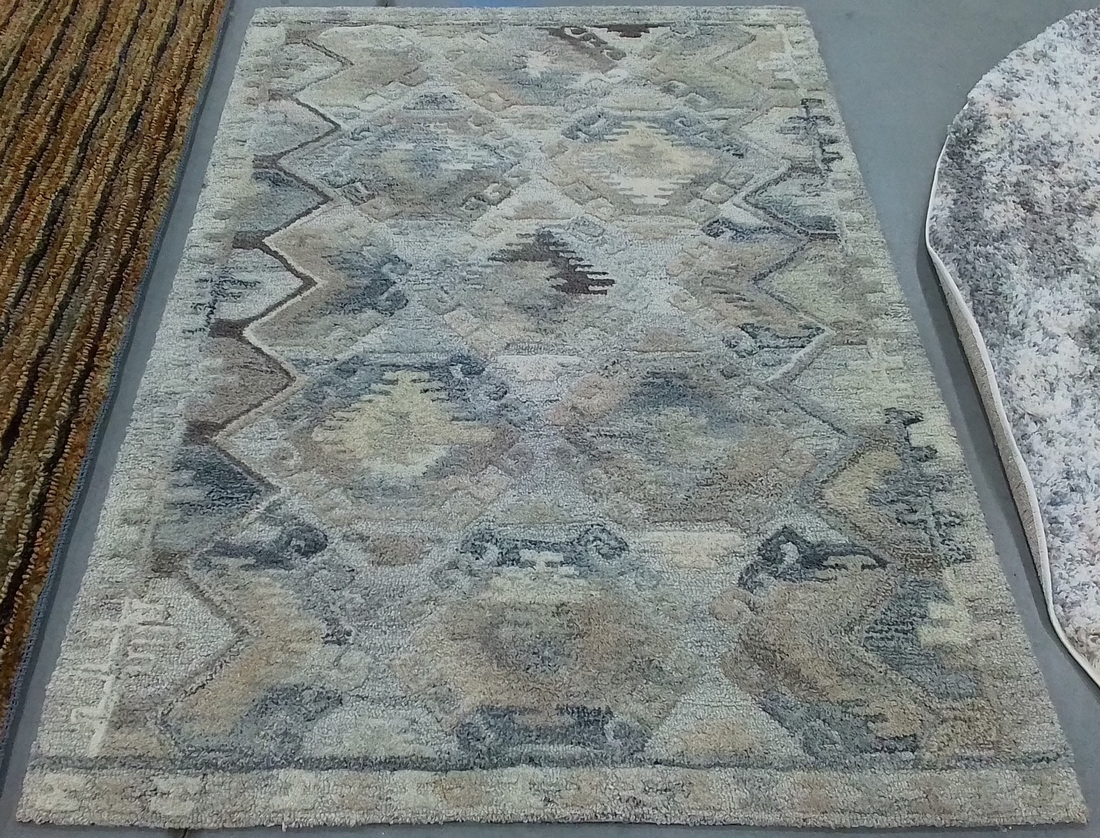 GREY / TAUPE 4′-0″ x 6′-0″ Flaw in Rug, Reduced Price 1172804157 WYD801B-4