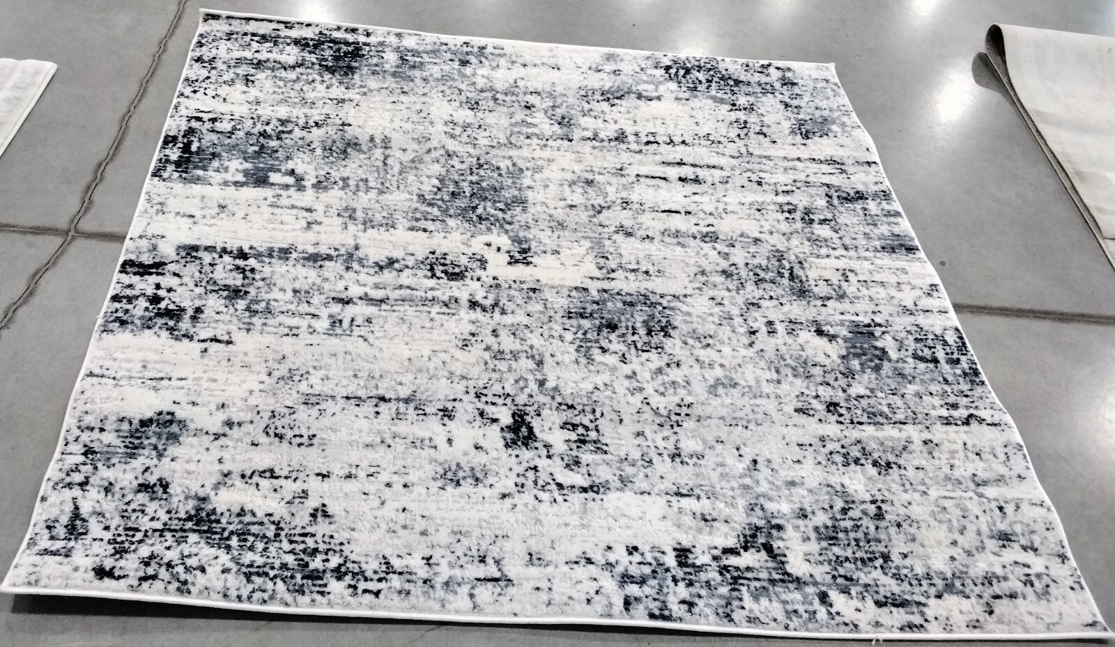IVORY / NAVY 5′-3″ X 5′-3″ Back Stain Rug, Reduced Price 1172763948 ALA700B-5SQ