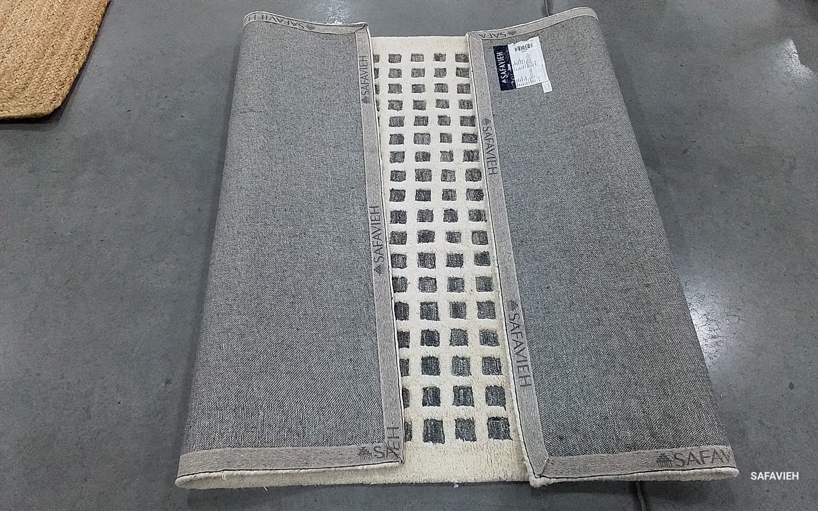 IVORY / BLACK 4′-0″ x 6′-0″ Back Stain Rug, Reduced Price 1172805838 EBN705A-4