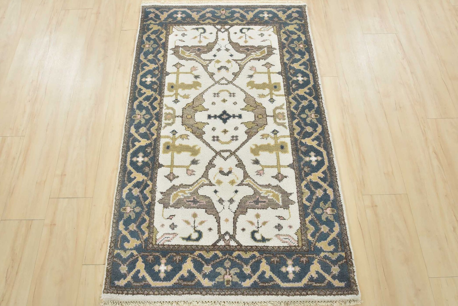 Oushak Carpet 3’1” x 5’1” Ivory Wool Traditional Hand-Knotted Oriental Rug