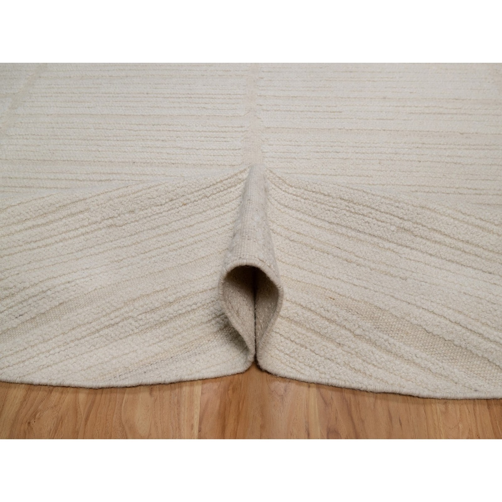 8’x8′ Ivory Modern Piled Flat Weave Textured Wool Hand Knotted Round Rug 92296