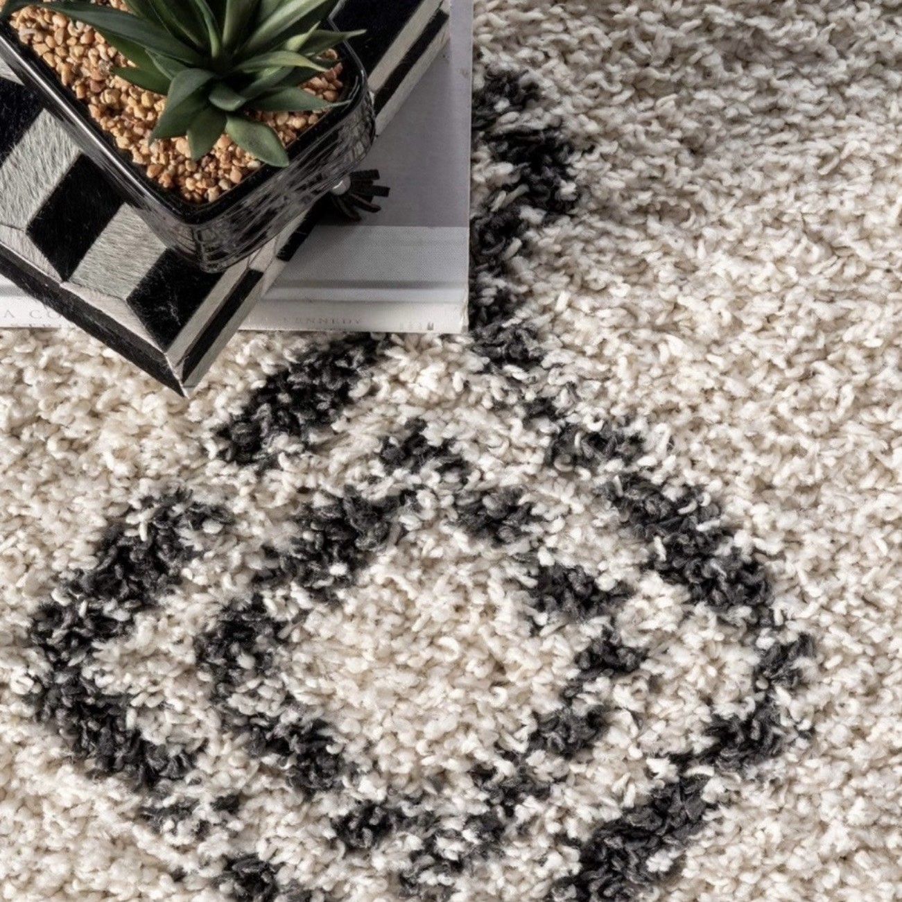 NEW West Elm White Black Boho Tassel Geometric Shag Area Rug Carpet – 8′ x 5′