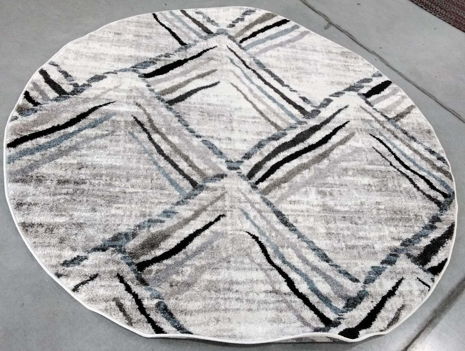 CREM / CHARCOAL 5′-1″ x 5′-1″ Back Stain Rug Reduced Price 1172764506 AMS112A-5R