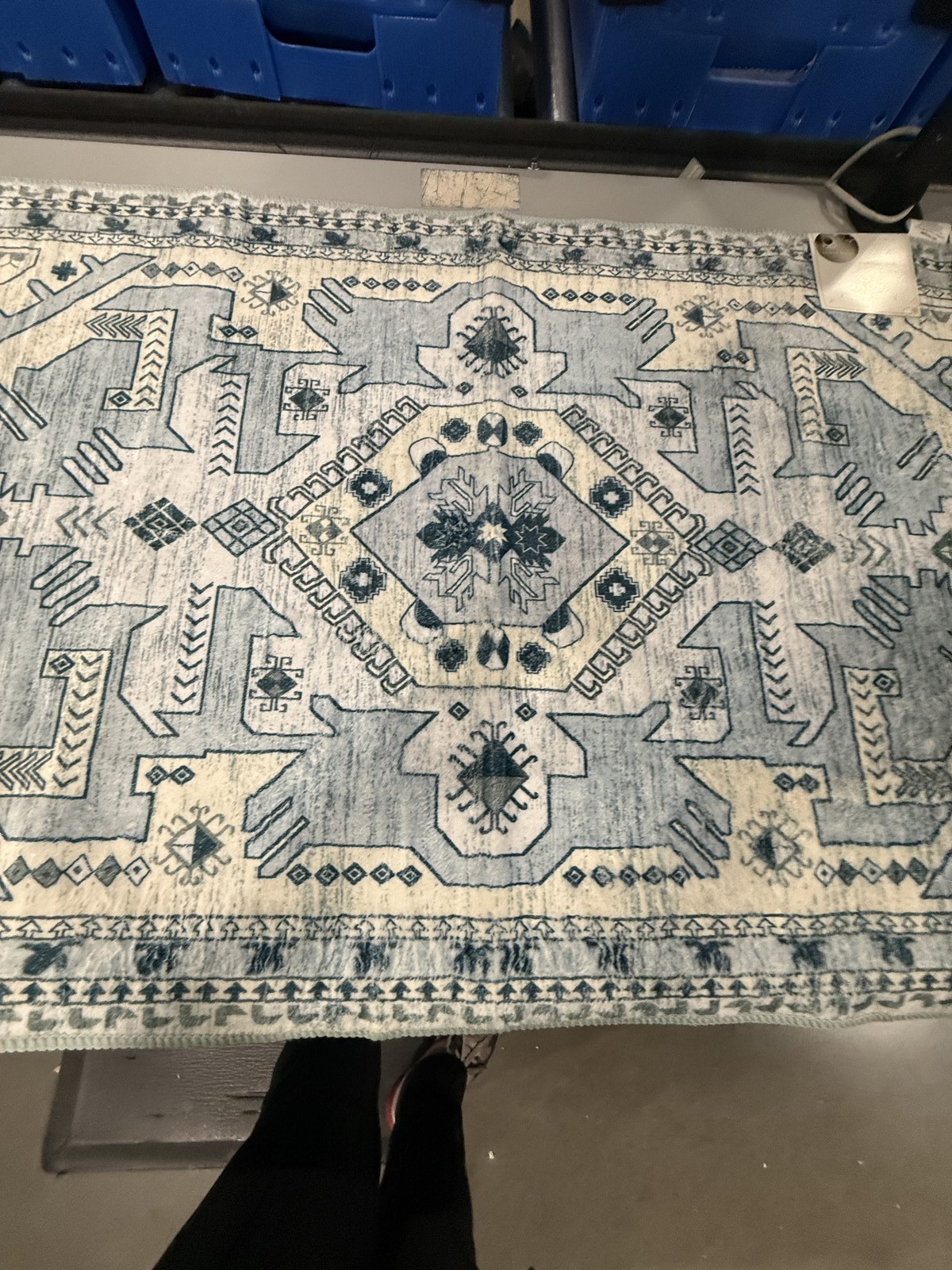 KATHY IRELAND HOME 27X45 FLANNEL WASHABLE RUG – BLUE WHITE BEIGE