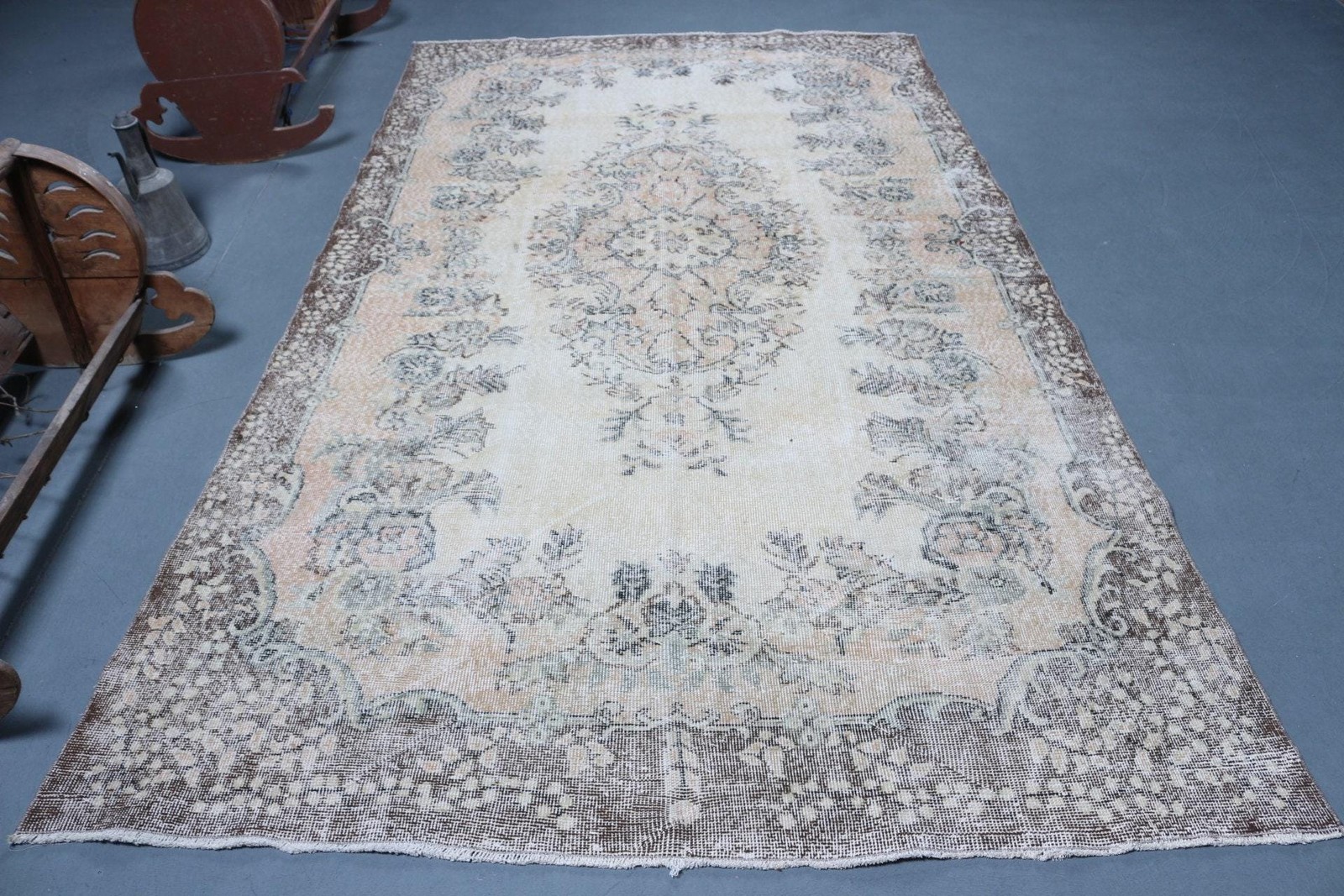 Turkish Rug 5,6×9,6 ft, Gray White Floral Wool Vintage Rug