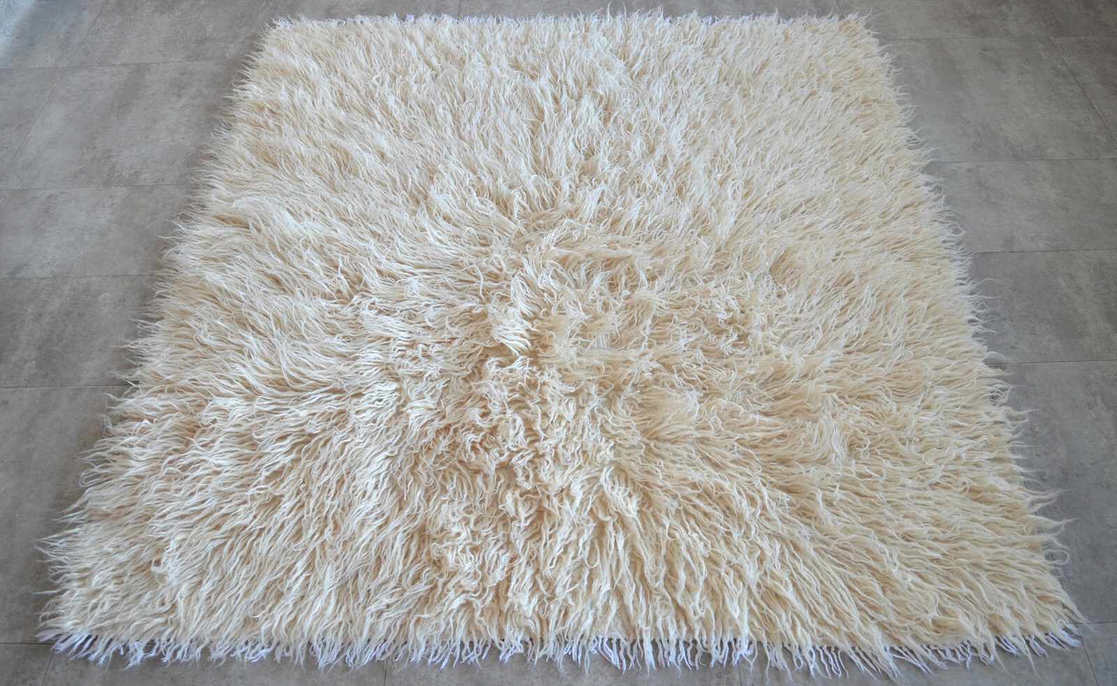 5×5 Rug NO DYES Turkish Shaggy Rug. Hand Made High Pile Area Rug act: 59″ x 65″