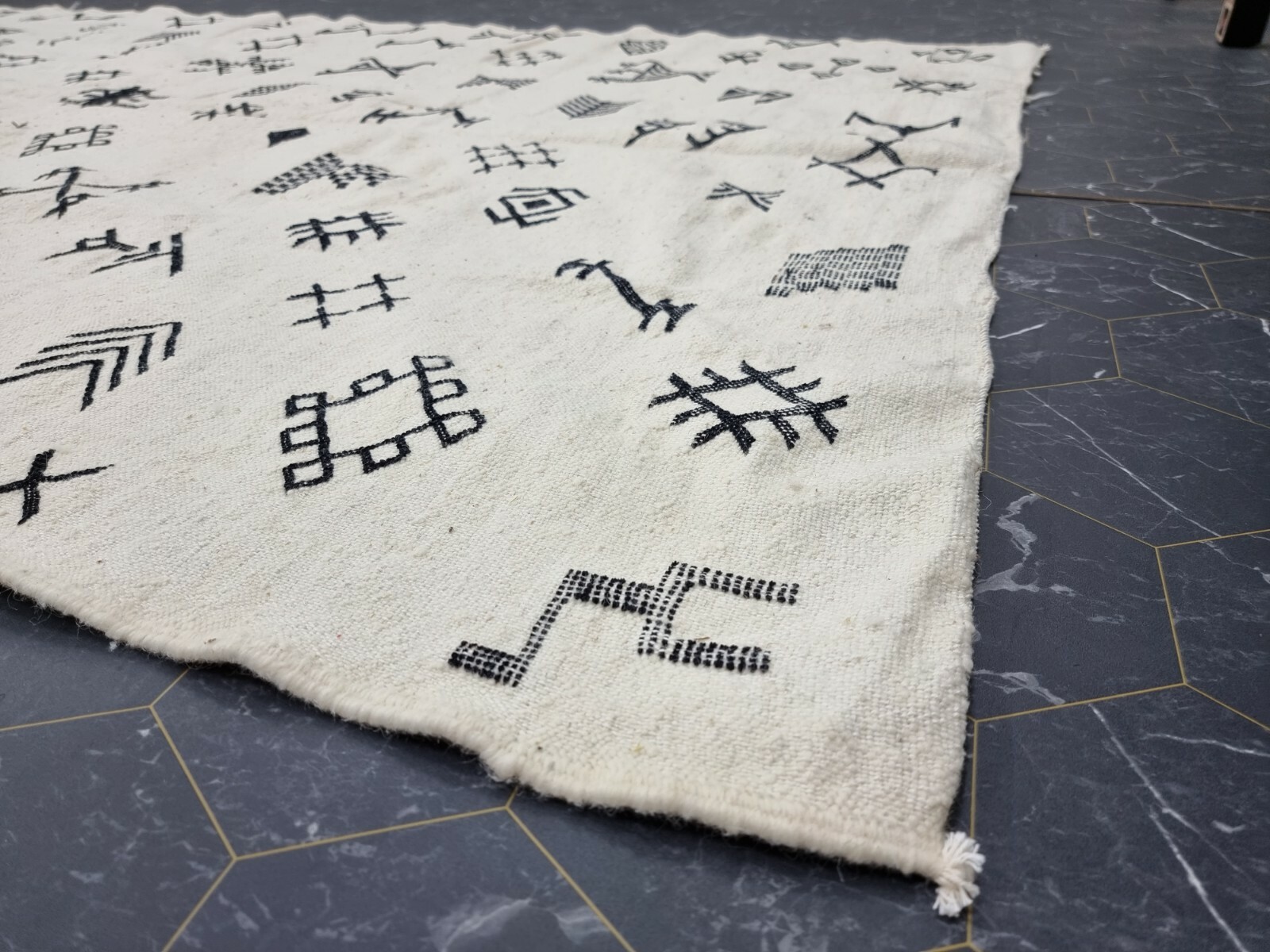 Moroccan Handmade Kilim Zanafi Rug 4’8″x8’3″ Berber Abstract White Black Carpet