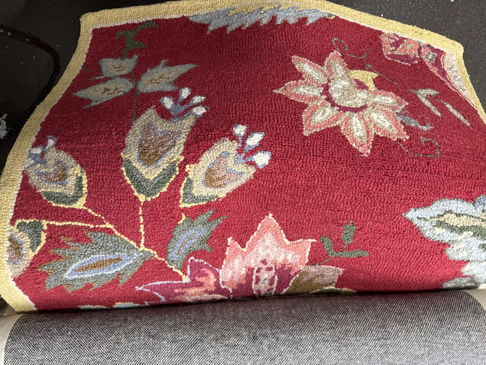 Chelsea Hand Hooked Wool Floral Rug By Safavieh. Red, 2.9 x 4.9 FT. Used Once.
