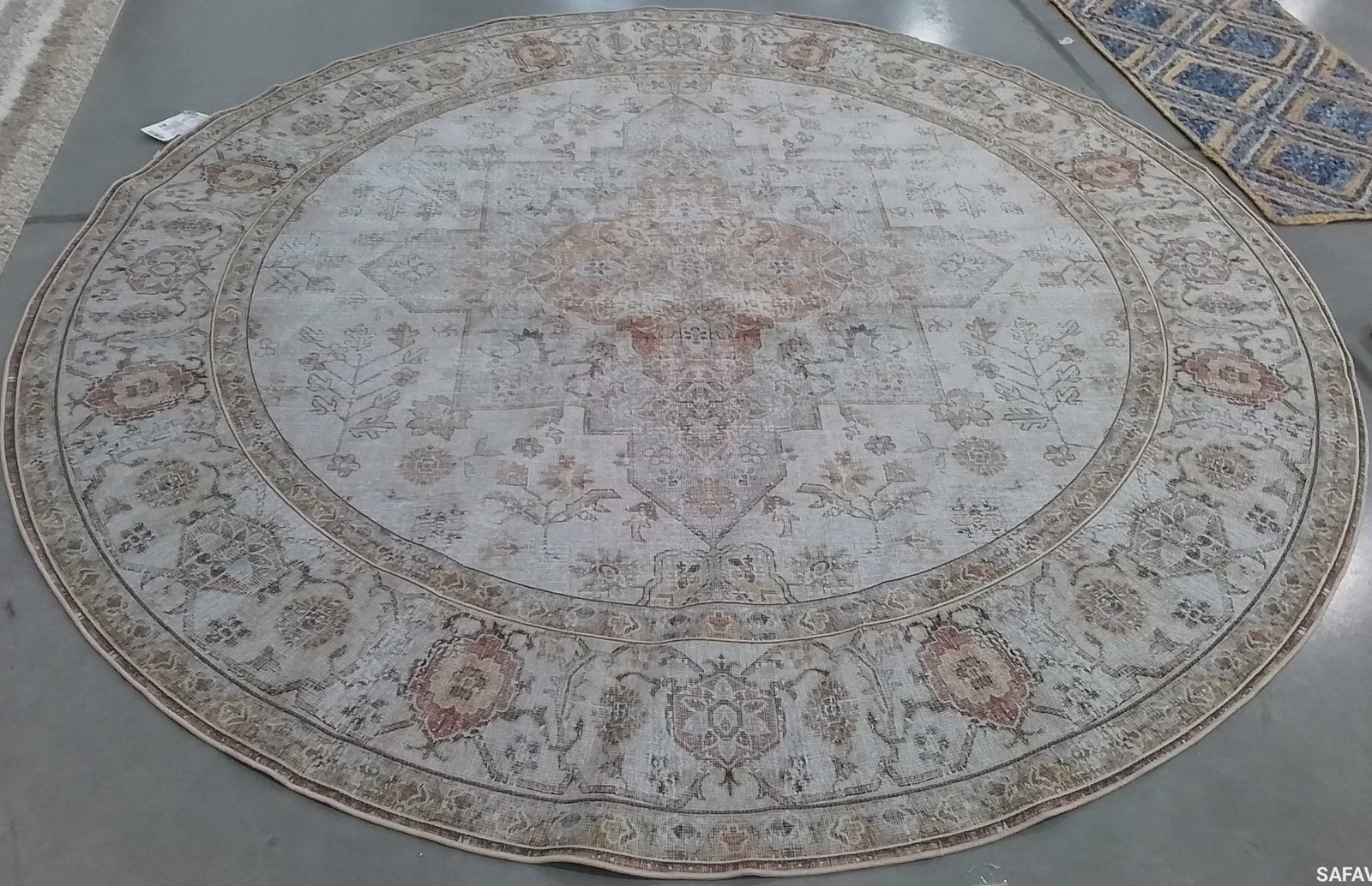 LIGHT GREY / RUST 9′-0″ x 9′-0″ Flaw in Rug, Reduced Price 1172803203 TSN105F-9R