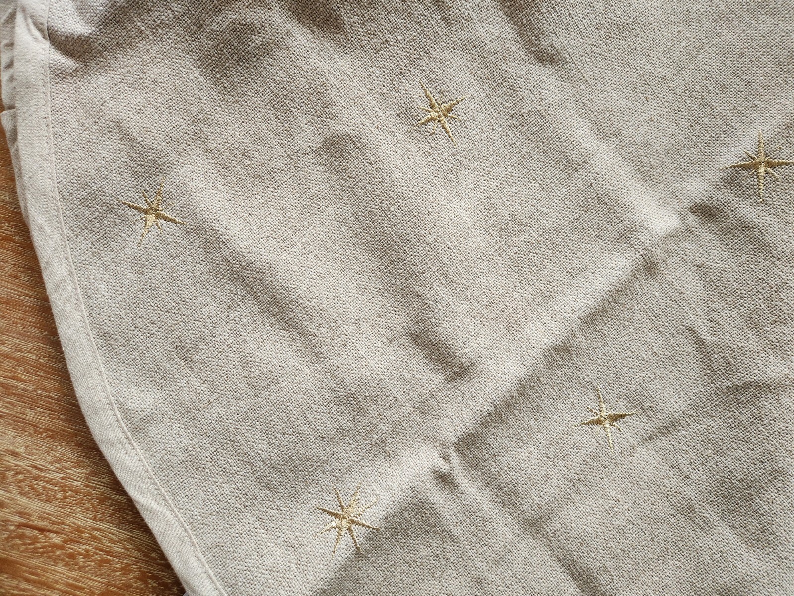 NEW Natural Linen Blend Round Rug Christmas Tree Mat H&M Home Embroidered Stars