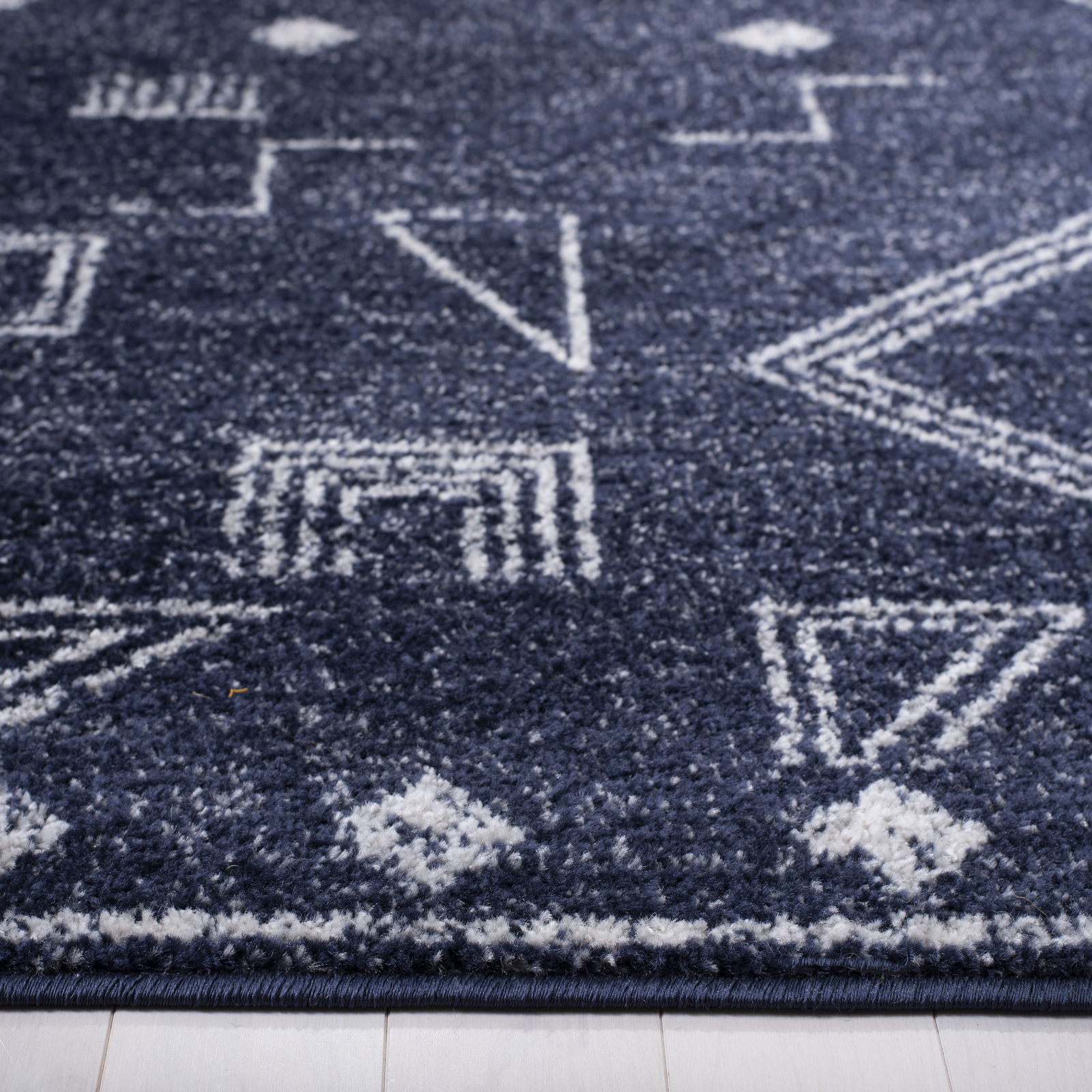 Safavieh Adirondack NAVY / SILVER 5′ 1″ X 7′ 6″ Area Rug – ADR208N-5