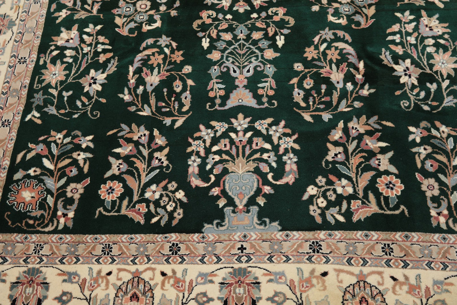 7’8”x10′ Hand Knotted Wool Emerald Indo Kashaan Traditional Vase Vintage Rug